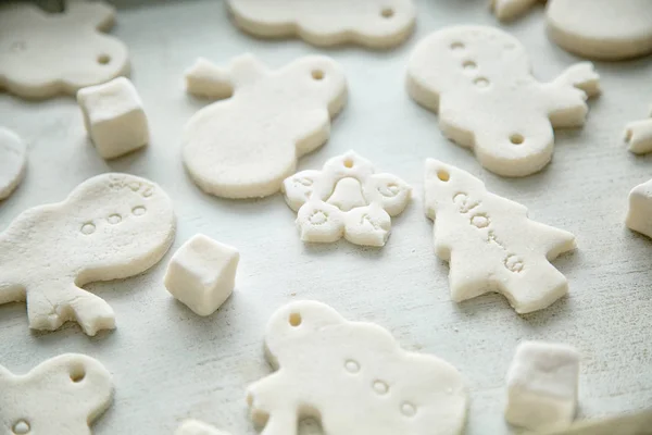 Primer plano de las galletas de Navidad cortadas — Foto de Stock