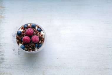 pişmiş kırmızı quinoa ile çilek, izole, yukarıdaki görünümünden, woode