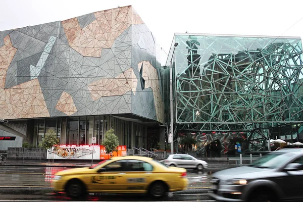 Día lluvioso en Melbourne, vista de un Centro Australiano para la Imagen en Movimiento ACMI, Federation Square, Flinders St, Melbourne VIC 3000, coches que pasan por . — Foto de Stock
