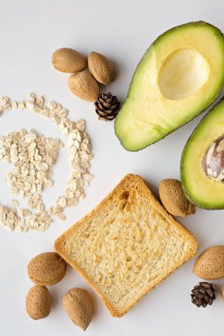 Avokado, yulaf, tost ve tüm badem dilimlenmiş, yukarıdan görüntülemek