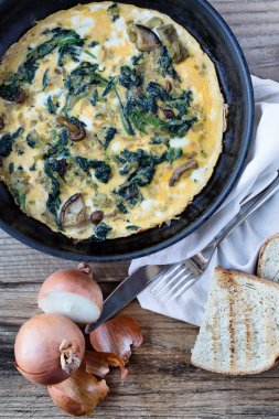 Omlet yukarıdan yabani mantar ve ıspanak ile görüntüleme