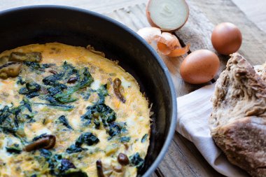 Omlet yukarıdan yabani mantar ve ıspanak ile görüntüleme