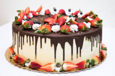 Beyaz arka plan üzerinde çilek doğum günü pastası