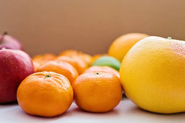 Primer plano de pomelo, mandarinas y manzanas rojas — Foto de Stock