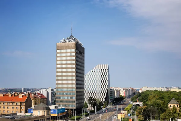 Vista en la parte superior de los rascacielos en la calle Vinohradska, Praga 3 área, Zizkov Praga, República Checa, día soleado, cielo azul, 7.agosto 2016 — Foto de Stock