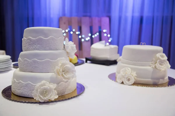 Zwei weiße Marzipan-Hochzeitstorten auf einem Tisch — Stockfoto