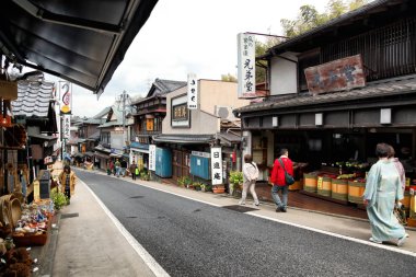 Omote Sando Naritasan tapınaktan Jr istasyonu için hoş bir yürüyüşle Narita şirin bu parçası aracılığıyla ziyaretçi sunan uzanır