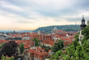 Üzerinde Prag şehir merkezinde gün batımında, Çek Cumhuriyeti görüntülemek