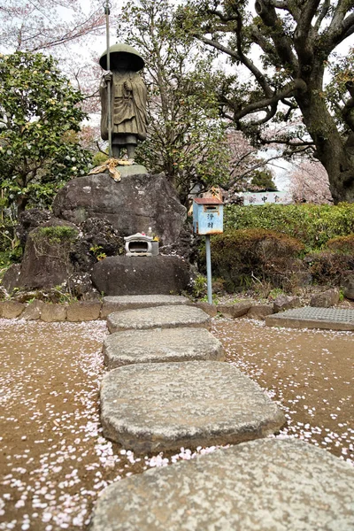 Standbeeld van Kobo Daisahi (Kukai), Bagan tempel, Narita, Japan, 16. april 2012 — Stockfoto