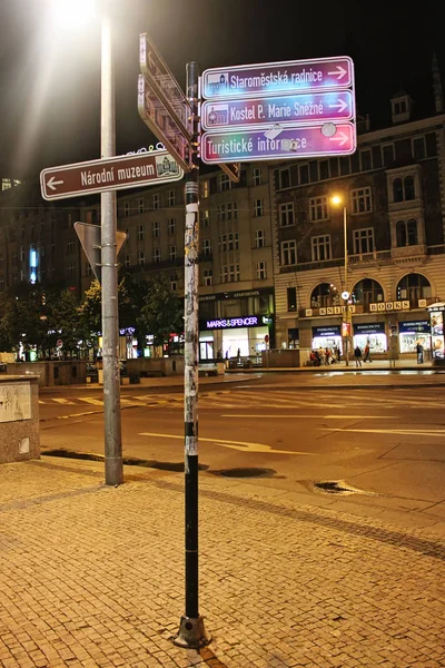 Značení osvětlena pouliční lampa, udávající směr v Praze staré město, Česká republika, 2 Květen 2011 — Stock fotografie