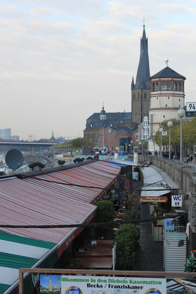 Paseo marítimo de Dusseldorf a lo largo del Rin, Alemania, 17 de noviembre de 2011 — Foto de Stock