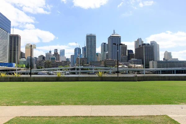 Brisbane, South Bank, Australia paisaje urbano en día soleado brillante, 9. noviembre 2011 — Foto de Stock