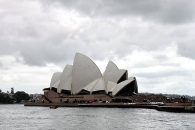 Sydney Opera Binası, Avustralya, gün bulutlu