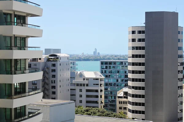 Vista desde una habitación de hotel en Auckland, Nueva Zelanda en el puerto, 16.enero 2011 — Foto de Stock
