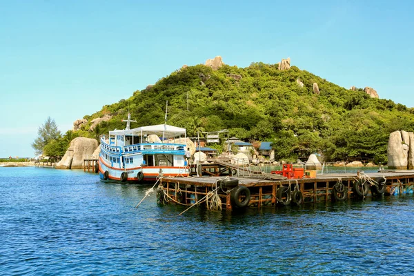 Łódź, zaparkowane w ner Nangyuan Island Resort Koh Tao, Tajlandia — Zdjęcie stockowe