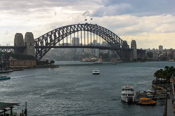 Vista sobre el puente del puerto de Sydney en el día ventoso nublado — Foto de Stock