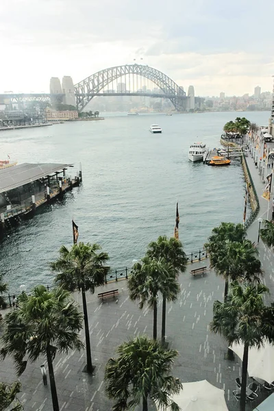 Vista na ponte do porto de Sydney no dia ventoso nublado — Fotografia de Stock