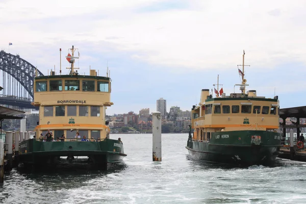 Primer plano de dos transbordadores atracados en el puerto de Sydney — Foto de Stock