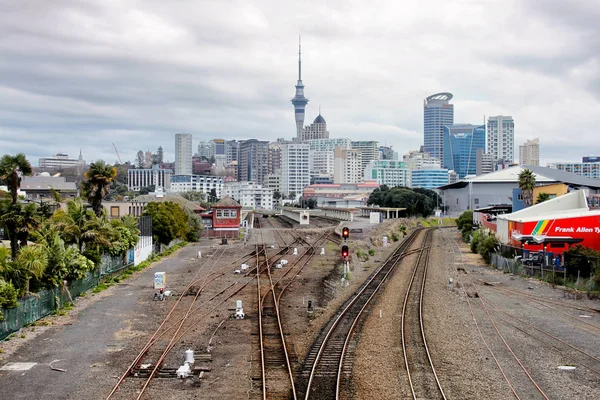 Vista en Auckland Ferrocarril y paisaje urbano, día nublado, Nueva Zelanda, 12 de agosto de 2010 — Foto de Stock
