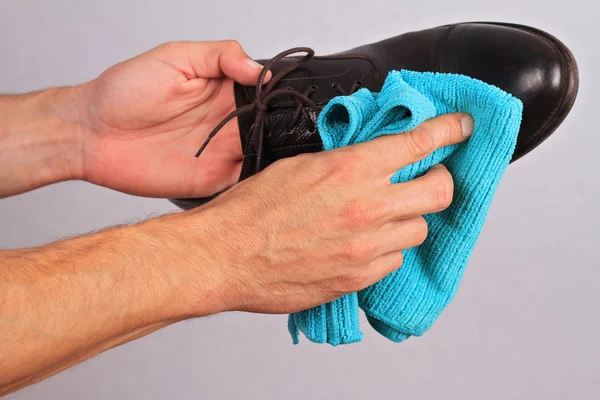 Läder skor vinter vård. Mannen rengöring skor närbild — Stockfoto