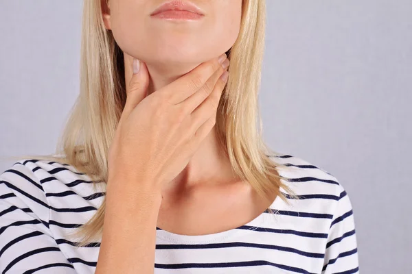 Femme contrôle de la glande thyroïde — Photo