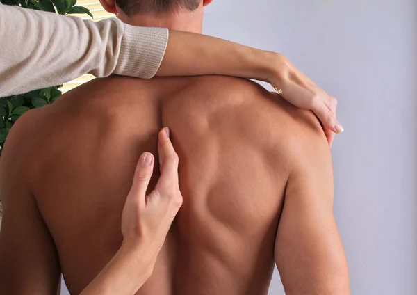 Man met Chiropractie rug aanpassing close-up. Osteopathie, alternatieve geneeskunde, pijn verlichting concept — Stockfoto