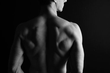 Güçlü kas atletik adam geri koyu arka plan, düşük anahtar görüntü, kopya alanı
