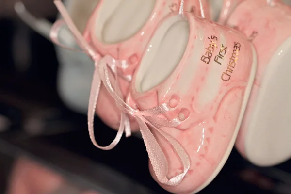 La primera decoración de adornos de Navidad del bebé, zapatos de niñas bonitas. Concepto Amor, Familia y Felicidad — Foto de Stock