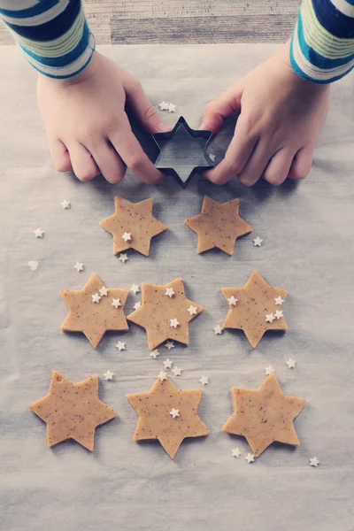 Kid putting star on top of the Christmas tree make from gingerbread cookies. New year, Happy Family lifestyle concept background. Baking with children — Stock Photo, Image