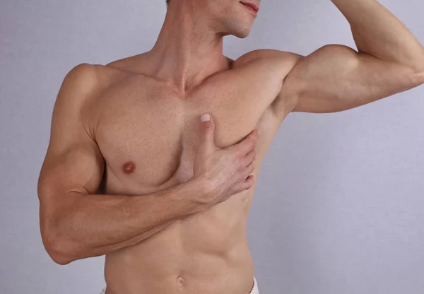 Cera Masculina. Torso masculino muscular, peito e axilas depilação de perto . — Fotografia de Stock