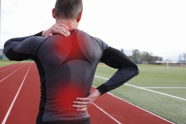 Hombre atlético con dolor de cuello y espalda. Lesiones por ejercicio deportivo . —  Fotos de Stock