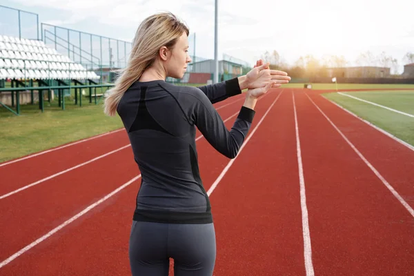 Mulher fitness esticando os braços antes do treino ao ar livre. Jogging, esporte, conceito de estilo de vida ativo, treinamento de tempo frio — Fotografia de Stock