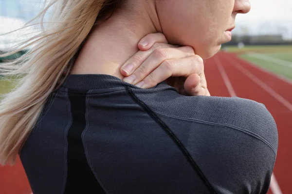 Dolor en el cuello. Mujer atlética frotando los músculos de su espalda. Deporte ejerciendo lesión.Alivio del dolor, concepto quiropráctico —  Fotos de Stock