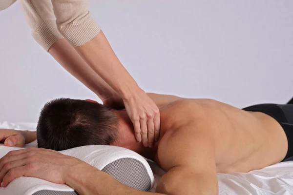 Людина має спортивний масаж. Акупресія, хіропрактика, остеопатія, концепція  . — стокове фото