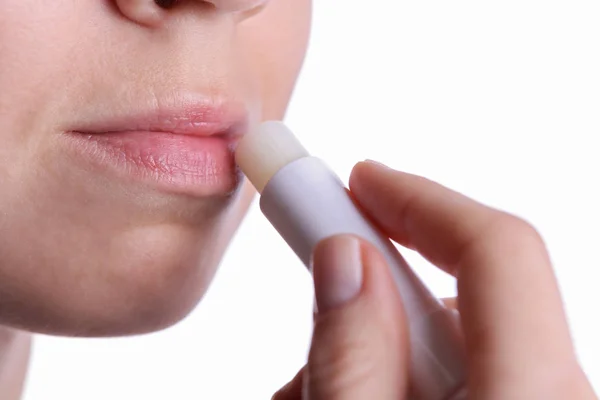Frau, die Lippenbalsam aus nächster Nähe anwendet. Schönheit, winterliches Hautpflegekonzept — Stockfoto
