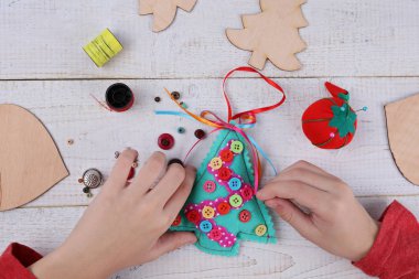 Çocuk yapma keçe yılbaşı ağacı süsleme süsleme. Sanat, sanat projeleri, el yapımı yılbaşı süslemeleri çocuklar. Mutlu aile kavramı