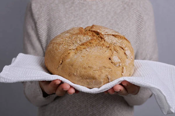 Hornear pan, mujer sosteniendo pan de sabroso pan fresco —  Fotos de Stock