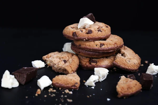 Galletas de chocolate doble chip sobre fondo negro — Foto de Stock