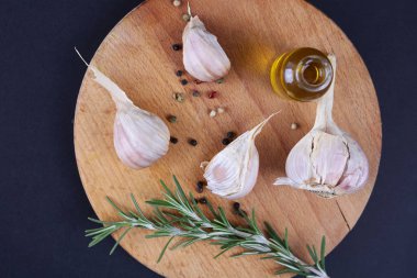 Yemek, sağlıklı beslenme kavramı. Sarımsak, zeytinyağı, otlar, baharatlar.
