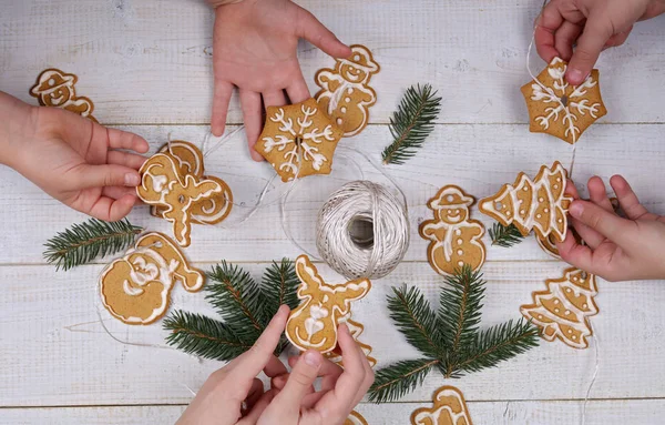 Nieuwjaar en gelukkige familie concept. Kinderen maken kerstboom decoratie van peperkoek cookies close-up. Bakken met kinderen — Stockfoto