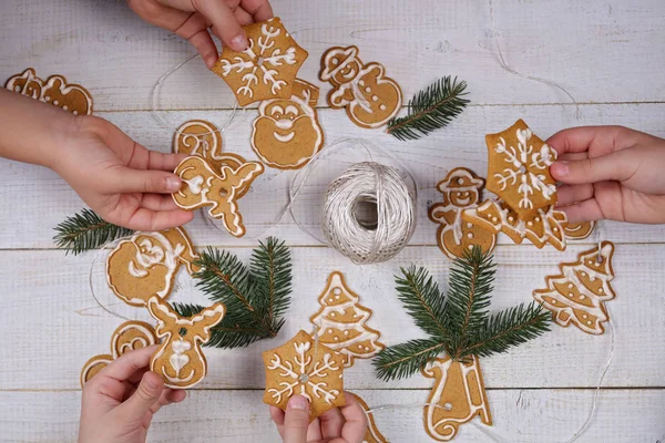 Nieuwjaar en gelukkige familie concept. Kinderen maken kerstboom decoratie van peperkoek cookies close-up. Bakken met kinderen — Stockfoto