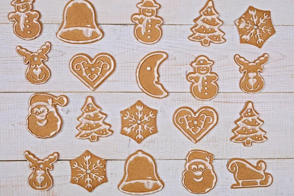 Decorazione dell'albero di Natale da biscotti di pan di zenzero su sfondo di legno bianco da vicino. Anno nuovo sfondo — Foto Stock