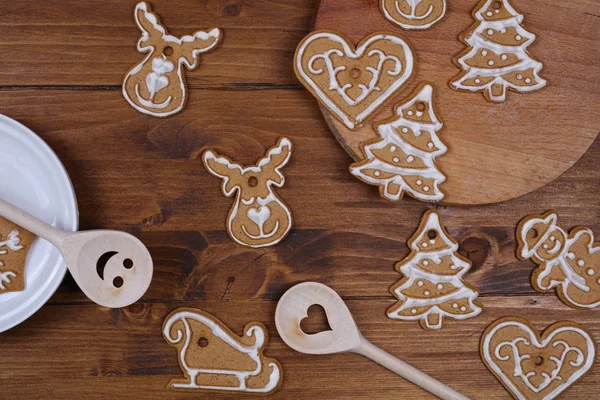 クリスマス ツリーの装飾は、木製のテーブルにジンジャーブレッド クッキーから作られました。新年の背景、調理、パン — ストック写真