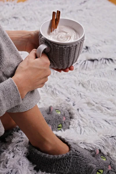 Mujer con calcetines de lana cálidos acogedores y beber cacao, de cerca. Concepto de calor. Ropa de invierno. Estilo de vida suave y cómodo . —  Fotos de Stock