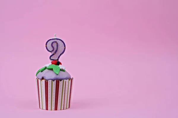 Lustige Cupcake mit Fragezeichen förmige Kerze. Alter verstecken, Raum kopieren — Stockfoto