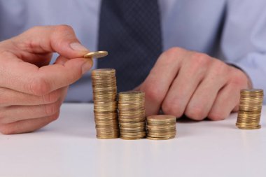 Adam yükselen paralar kapatın. İş, finansal büyüme, kar, temettü kavramı