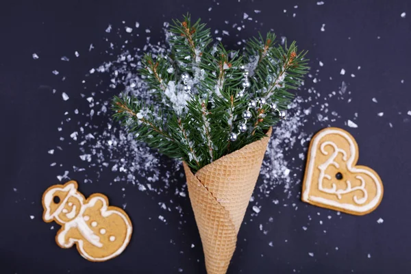 ワッフル コーン クリスマス歎木の枝、暗い背景上にある cookie を生姜します。新年の概念の背景 — ストック写真