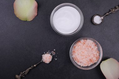 Tuz fırçalama, vücut Lehçe kavramı. Spa arka plan. Gevşeme, vücut bakım tedavisi, spa, sağlık kavramı