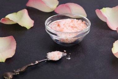 Tuz fırçalama, vücut Lehçe kavramı. Spa arka plan, gül yaprakları. Gevşeme, vücut bakım tedavisi, spa, sağlık kavramı