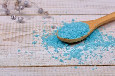 Tuz fırçalama, vücut Lehçe kavramı. Gevşeme, vücut bakım tedavisi, spa, sağlık kavramı arka plan.